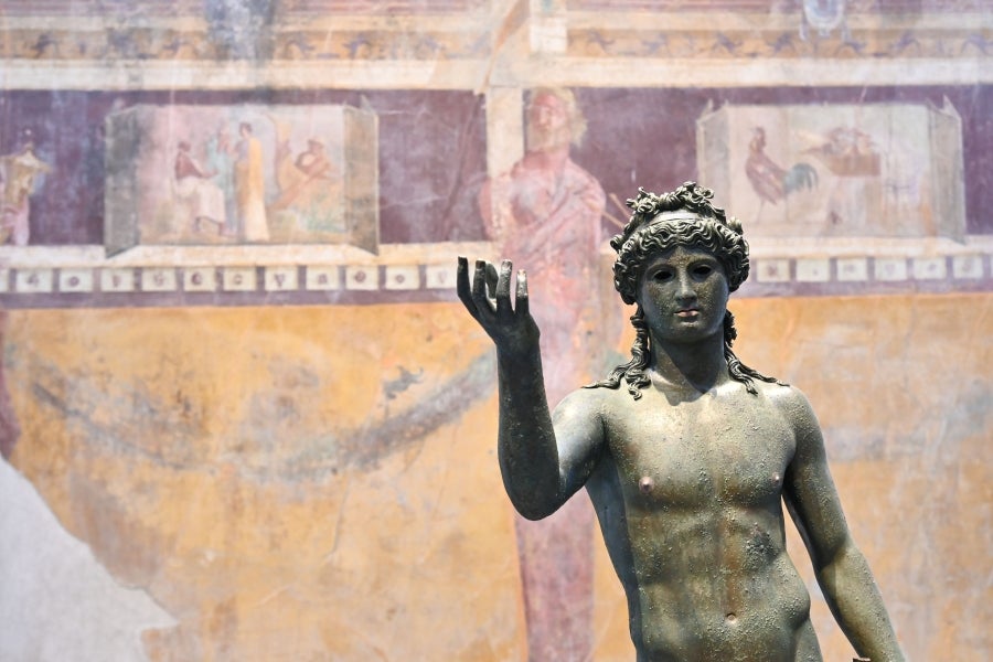 La ciudad romana de Pompeya, un vasto sitio arqueológico ubicado en la región de Campania, es el lugar de trabajo de decenas de arqueólogos e historiadores que, campaña tras campaña, desentierran el pasado de la ciudad que, en el año 79 d.C. quedó enterrado bajo metros de cenizas tras la erupción del monte Vesubio.