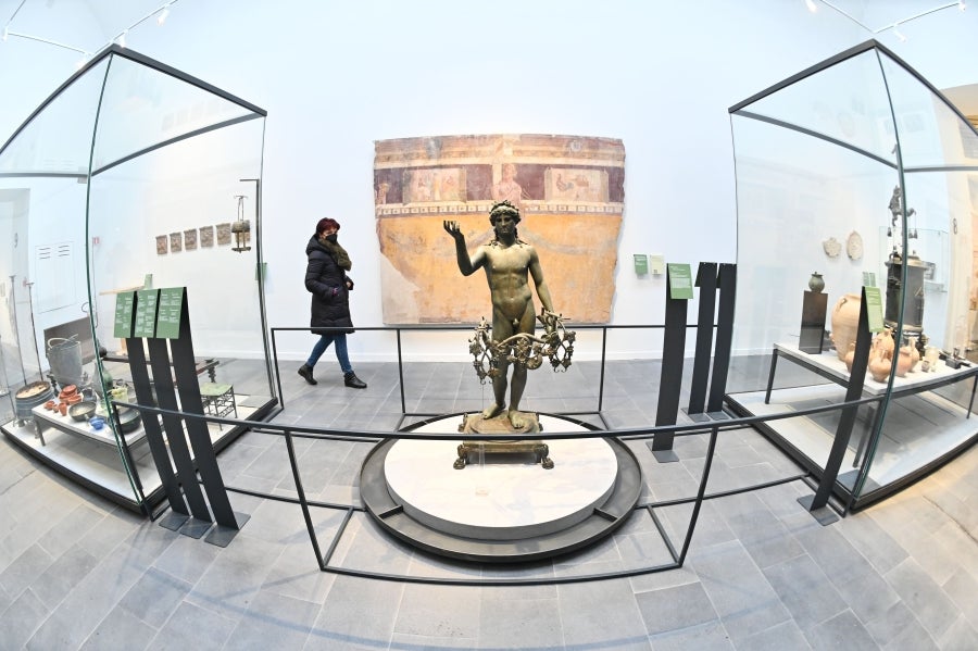 La ciudad romana de Pompeya, un vasto sitio arqueológico ubicado en la región de Campania, es el lugar de trabajo de decenas de arqueólogos e historiadores que, campaña tras campaña, desentierran el pasado de la ciudad que, en el año 79 d.C. quedó enterrado bajo metros de cenizas tras la erupción del monte Vesubio.