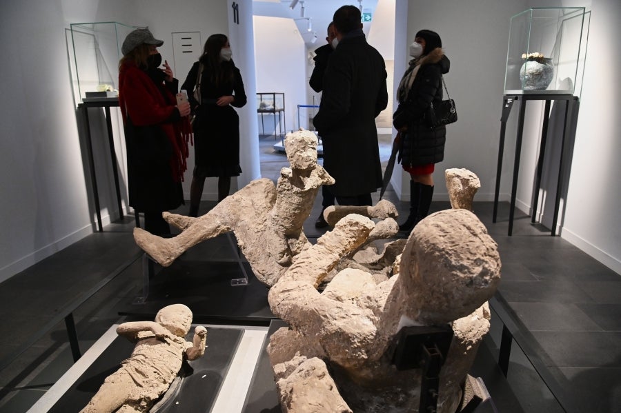 La ciudad romana de Pompeya, un vasto sitio arqueológico ubicado en la región de Campania, es el lugar de trabajo de decenas de arqueólogos e historiadores que, campaña tras campaña, desentierran el pasado de la ciudad que, en el año 79 d.C. quedó enterrado bajo metros de cenizas tras la erupción del monte Vesubio.