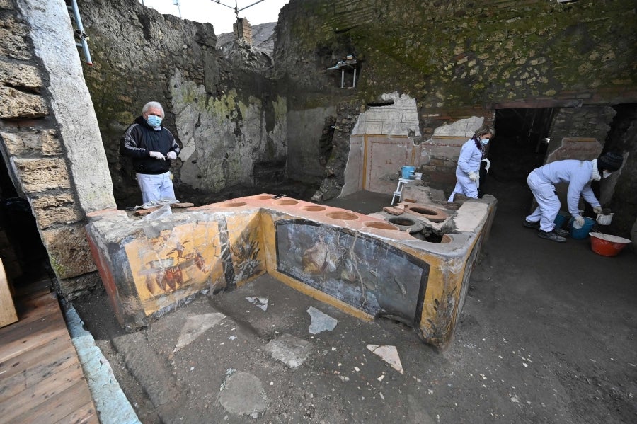 La ciudad romana de Pompeya, un vasto sitio arqueológico ubicado en la región de Campania, es el lugar de trabajo de decenas de arqueólogos e historiadores que, campaña tras campaña, desentierran el pasado de la ciudad que, en el año 79 d.C. quedó enterrado bajo metros de cenizas tras la erupción del monte Vesubio.