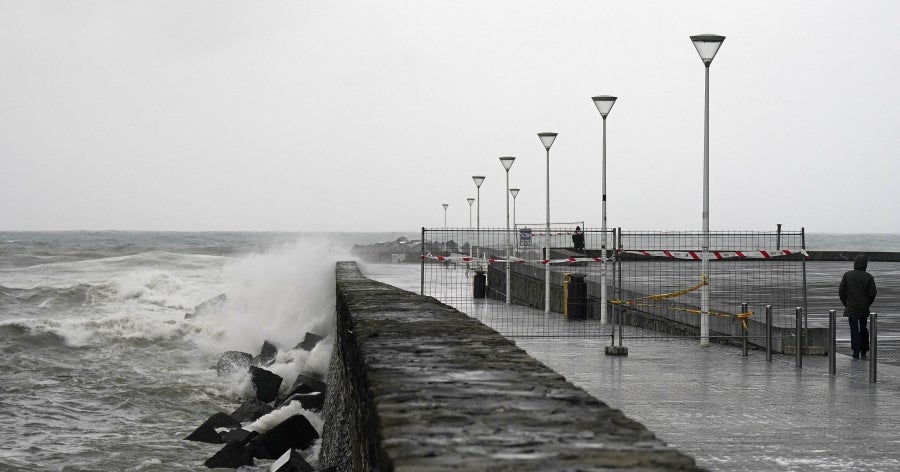 El temporal ha causado algunos estragos en las ciudades, donde ciclomotores y algunas tuberías, se han caído al suelo. En la costa destacan las olas de hasta 5 metros y el fuerte viento. 