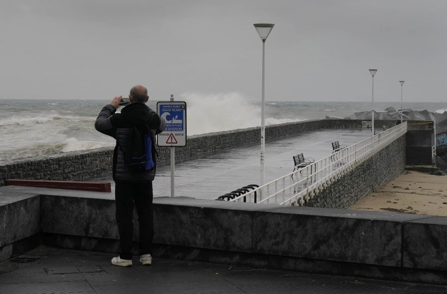 El temporal ha causado algunos estragos en las ciudades, donde ciclomotores y algunas tuberías, se han caído al suelo. En la costa destacan las olas de hasta 5 metros y el fuerte viento. 