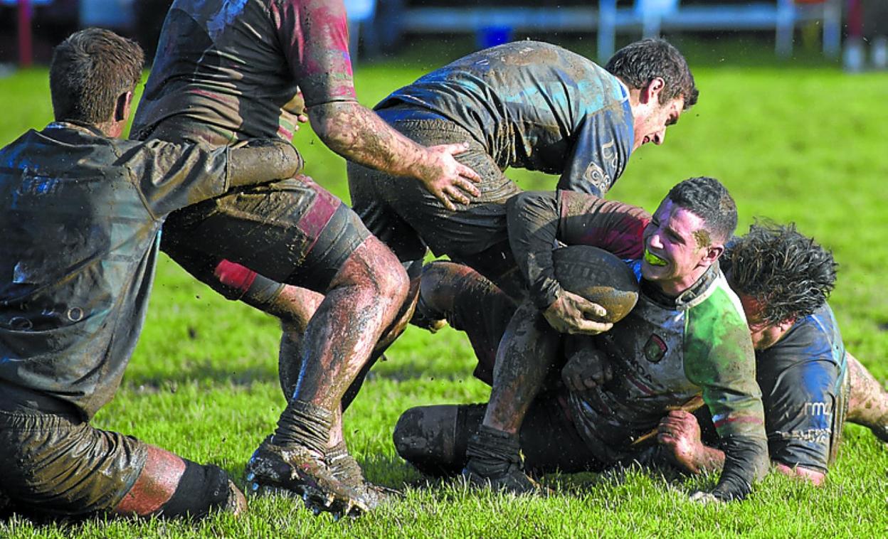 El Bera Bera frena un ataque del Hernani, ayer en Landare. 