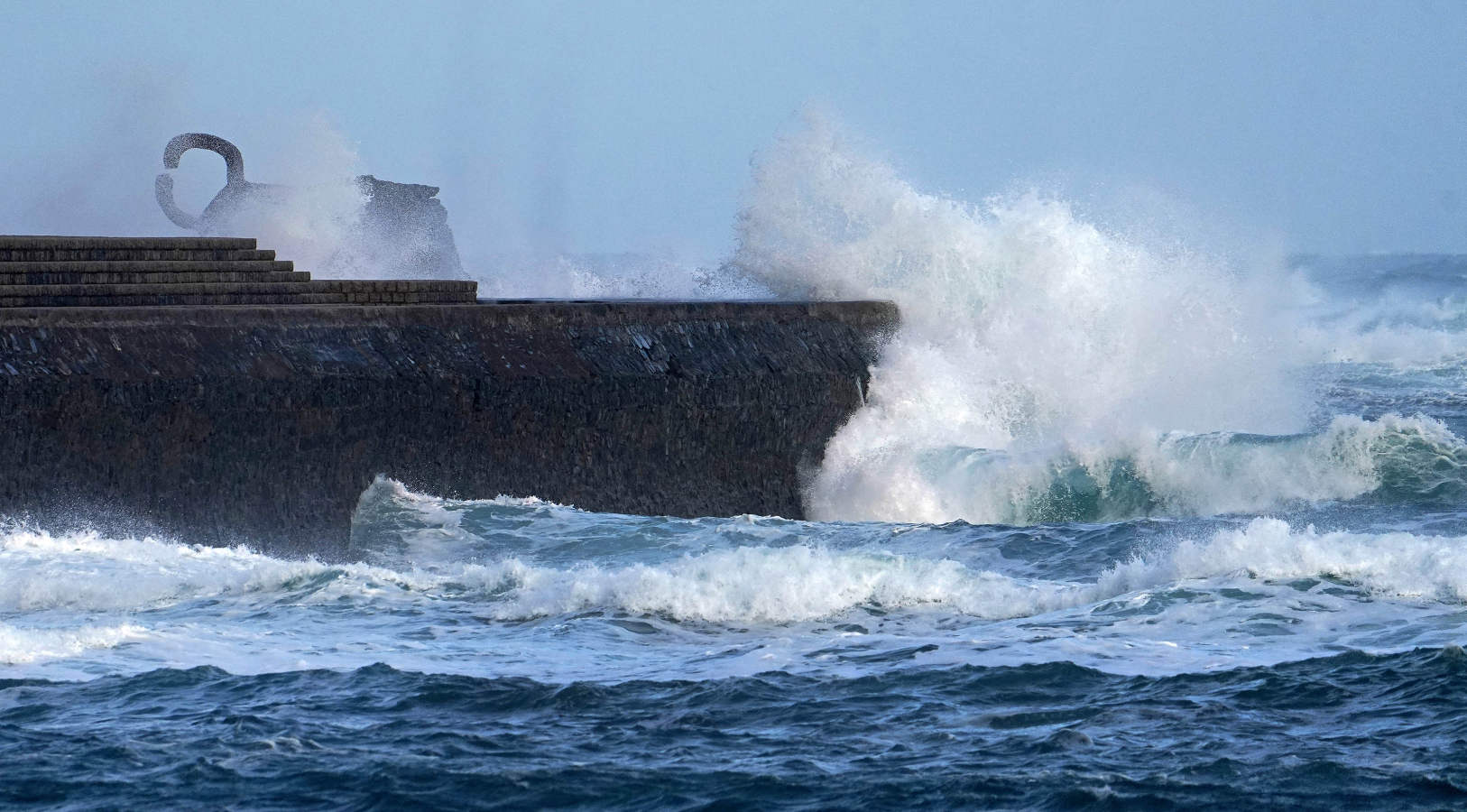 Euskalmet mantiene la alerta naranja para la jornada de hoy por fuerte oleaje, tanto en lo que respecta a navegación como por impacto en la costa