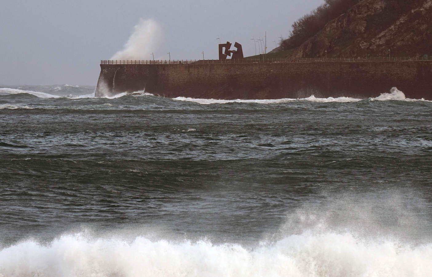 Euskalmet mantiene la alerta naranja para la jornada de hoy por fuerte oleaje, tanto en lo que respecta a navegación como por impacto en la costa