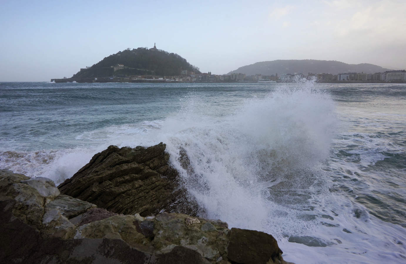 Euskalmet mantiene la alerta naranja para la jornada de hoy por fuerte oleaje, tanto en lo que respecta a navegación como por impacto en la costa