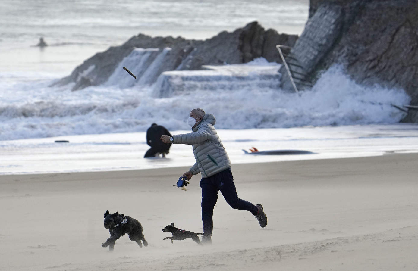 Euskalmet mantiene la alerta naranja para la jornada de hoy por fuerte oleaje, tanto en lo que respecta a navegación como por impacto en la costa