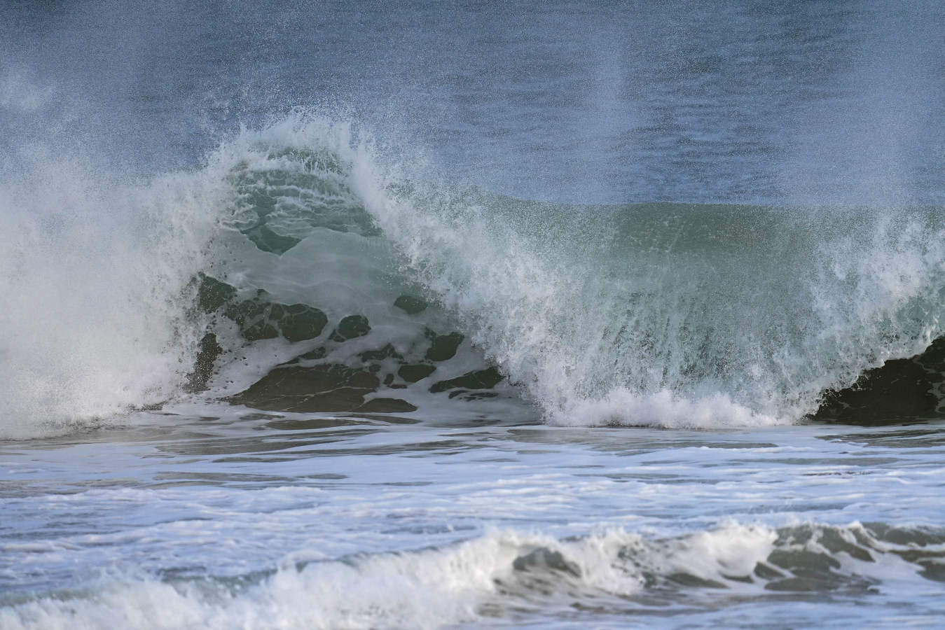 Euskalmet mantiene la alerta naranja para la jornada de hoy por fuerte oleaje, tanto en lo que respecta a navegación como por impacto en la costa