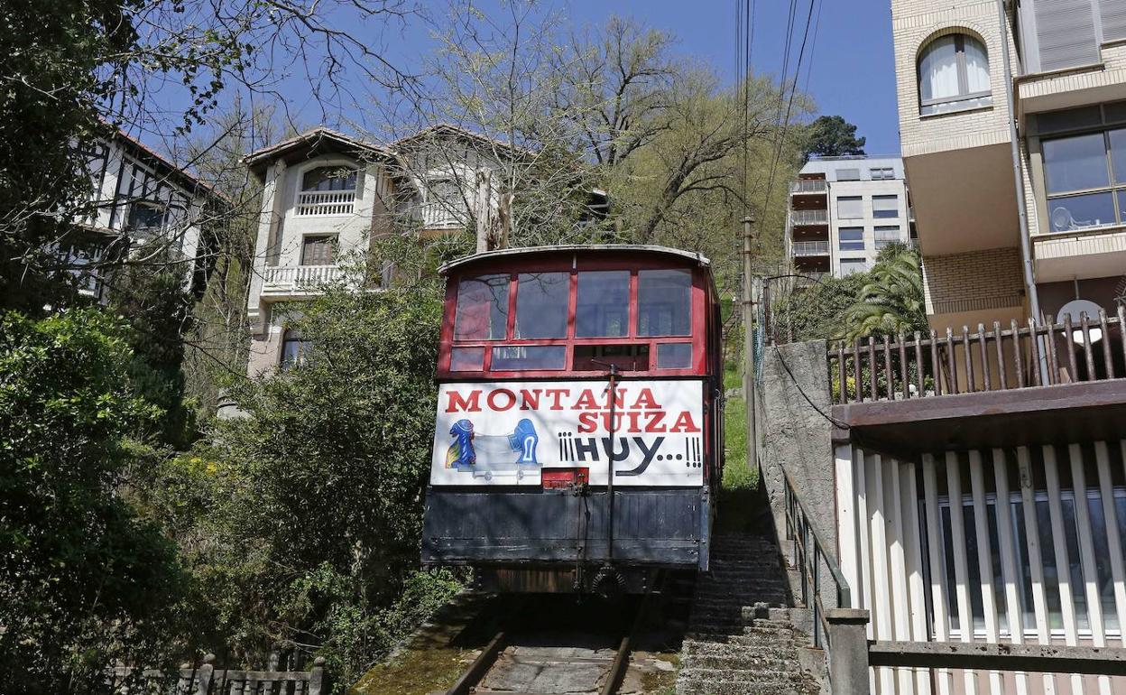 El funicular del monte Igeldo pasa entre las viviendas del paseo del Faro. 