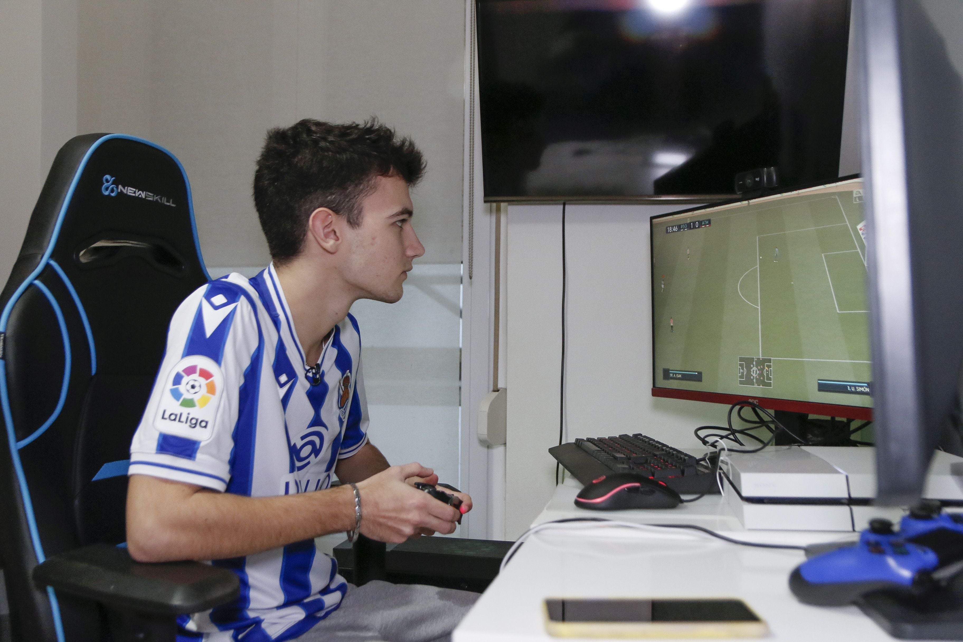 Fotos: Ander Hipólito y Yeray Zaballos representan a la eal Sociedad en el campeonato de eSports que organiza LaLiga