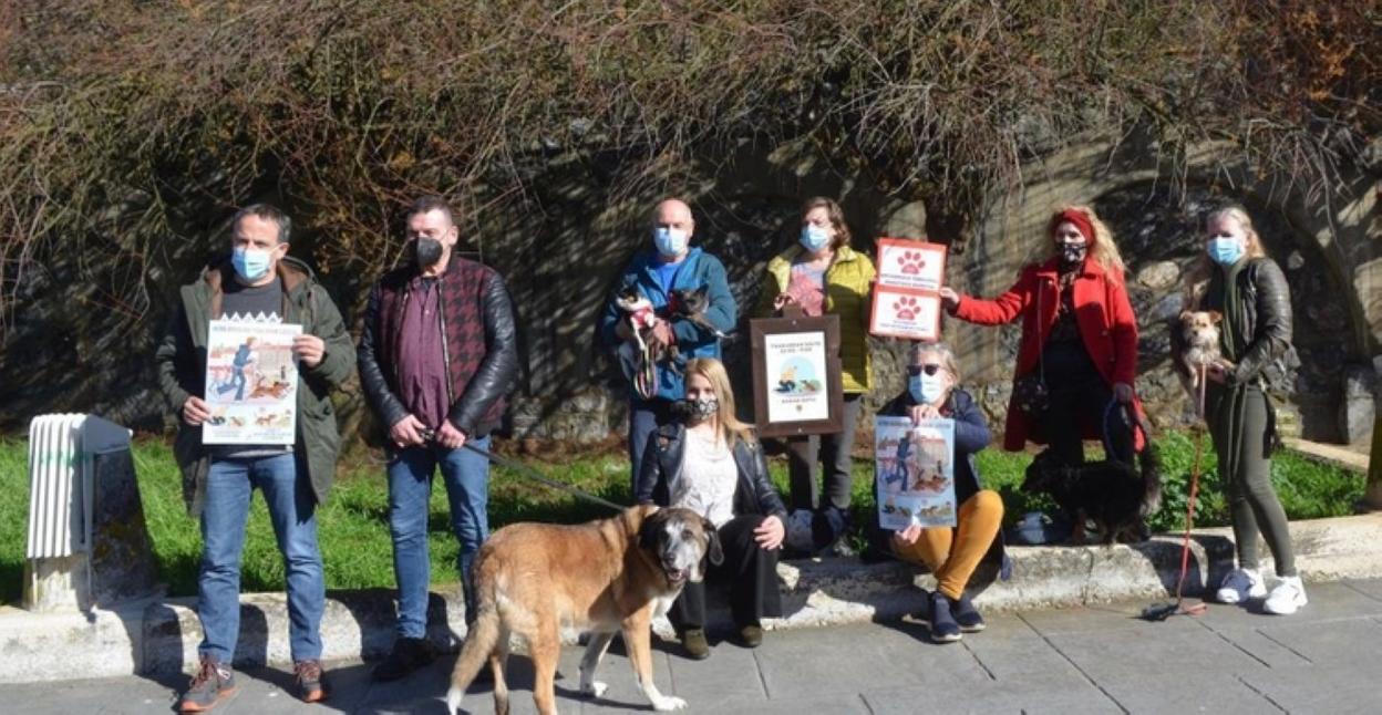 Ayuntamiento y propietarios de perros, en la presentación.