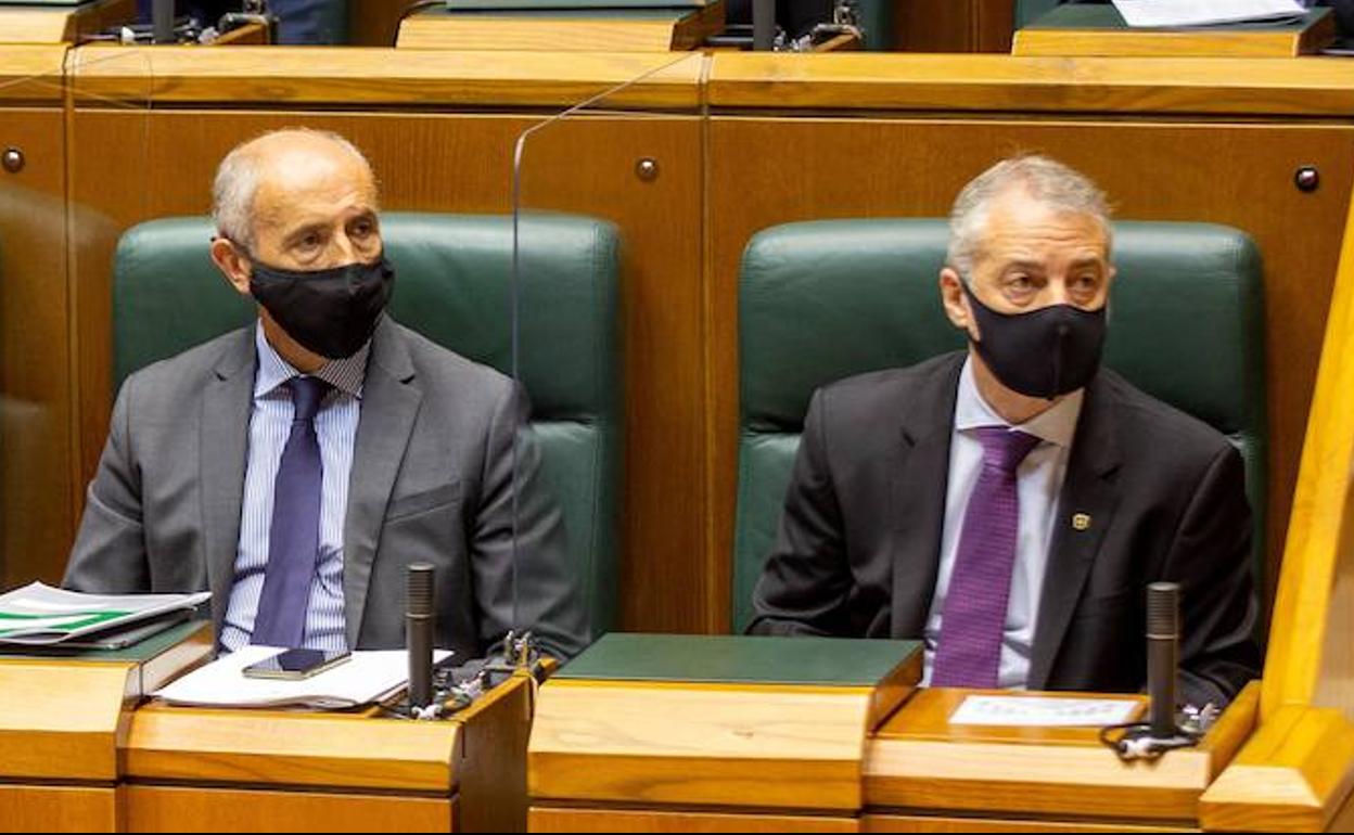 Josu Erkoreka e Iñigo Urkullu,en un pleno reciente del Parlamento Vasco.