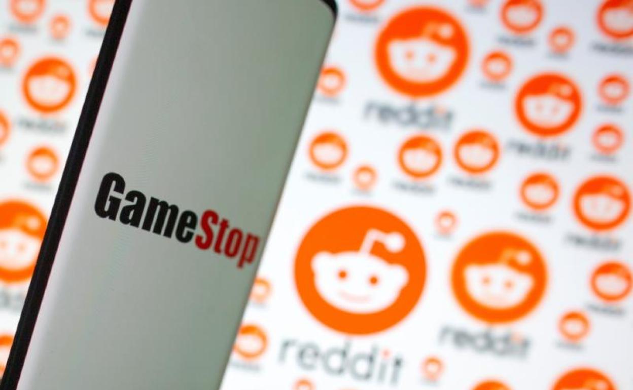 Imagen de los logos de GameStop y la red social Reddit 