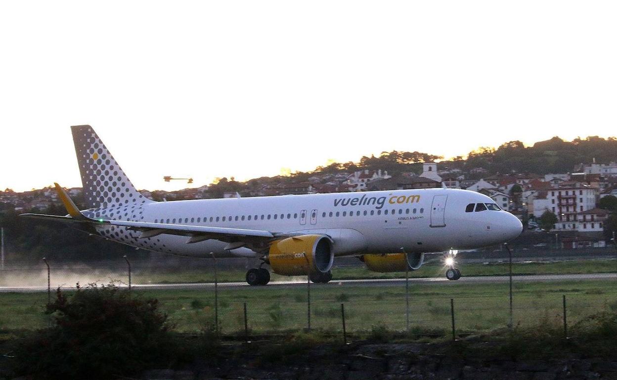 Un avión de Vueling en el aeropuerto de Hondarribia. 
