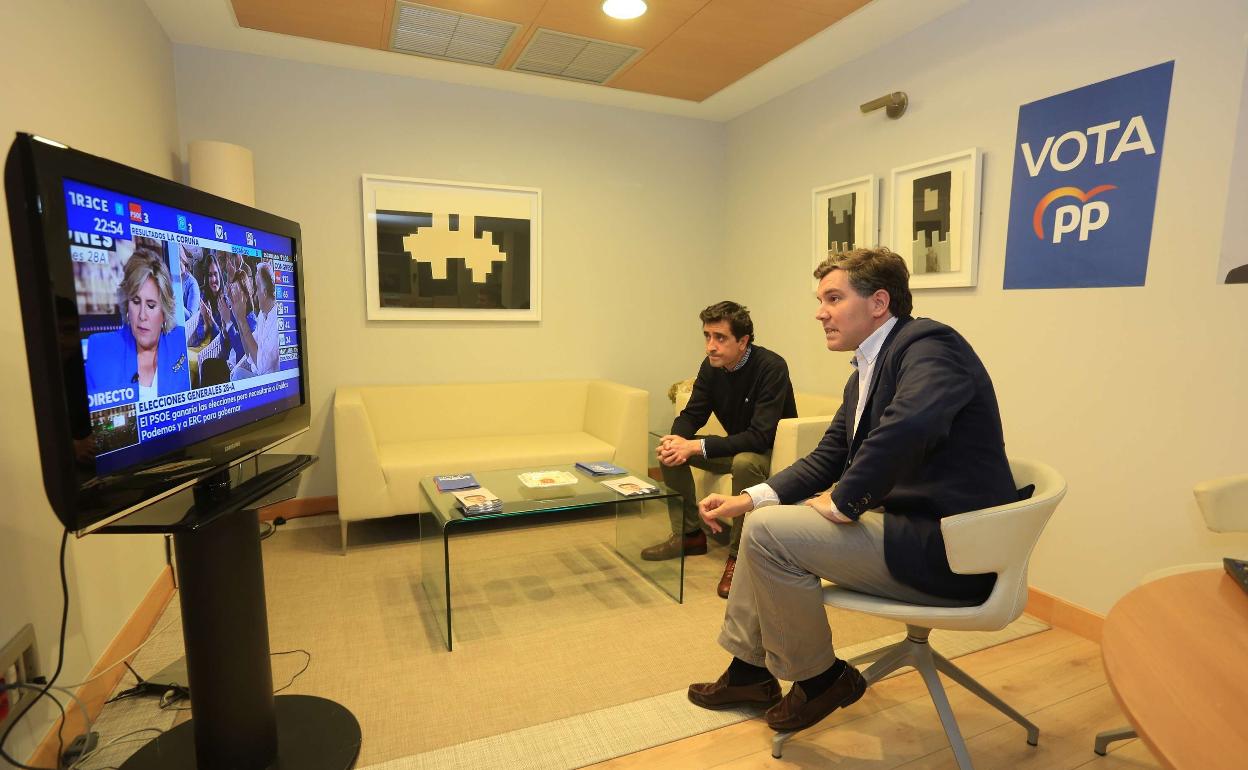 Íñigo Arcauz, junto a Txema Murguindo, contempla los malos resultados que cosechó en las elecciones del 2019 al Congreso.