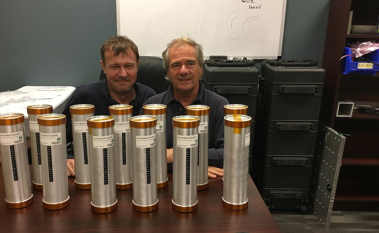 Etchepare y Gaume, junto a las botellas de vino protegidas por cilindros de acero.