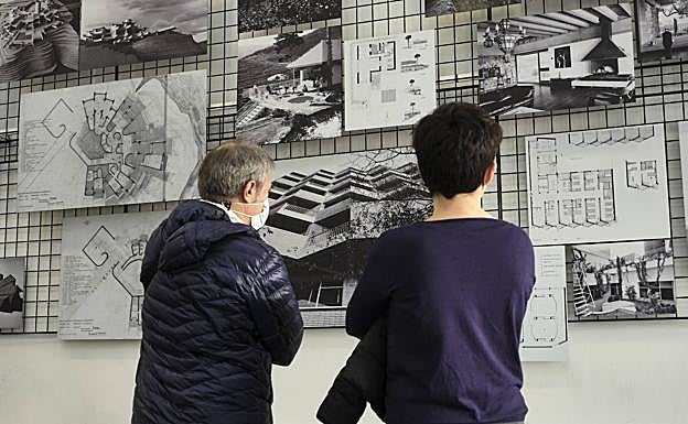 Imagen principal - Planos, maquetas y fotos conforman la exposición abierta en la Escuela de Arquitectura. Proyecto de edificio polivalente para Montecarlo (1969). Imagen del madrileño Fernando Higueras, fallecido en 2008. 