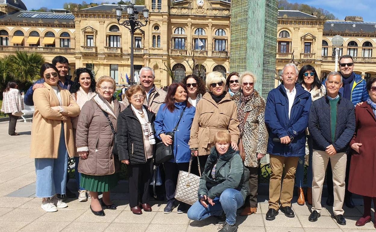Miembros de la AVT de Euskadi, junto al monolito que recuerda a las víctimas del terrorismo en los jardines de Alderdi Eder en Donostia, en 2019. 