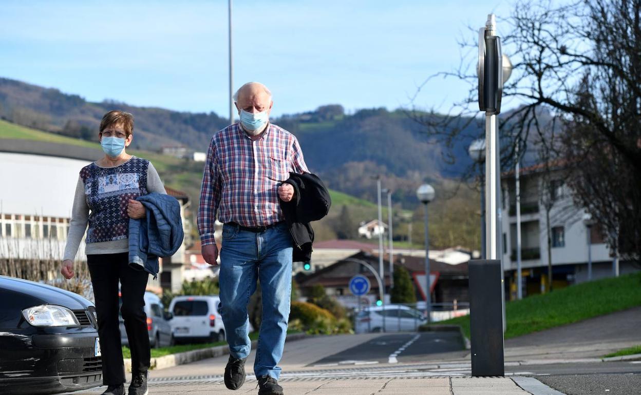 Una pareja camina por Azpeitia, uno de los municipios guipuzcoanos con peor situación epidemiológica.