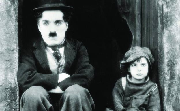 Charles Chaplin y Jackie Coogan, en un fotograma del filme.