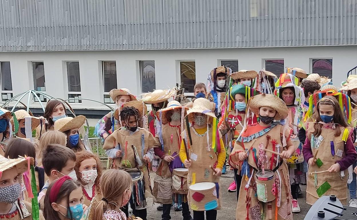 Burrunbak alaitu ditu ikastolako bazterrak. 