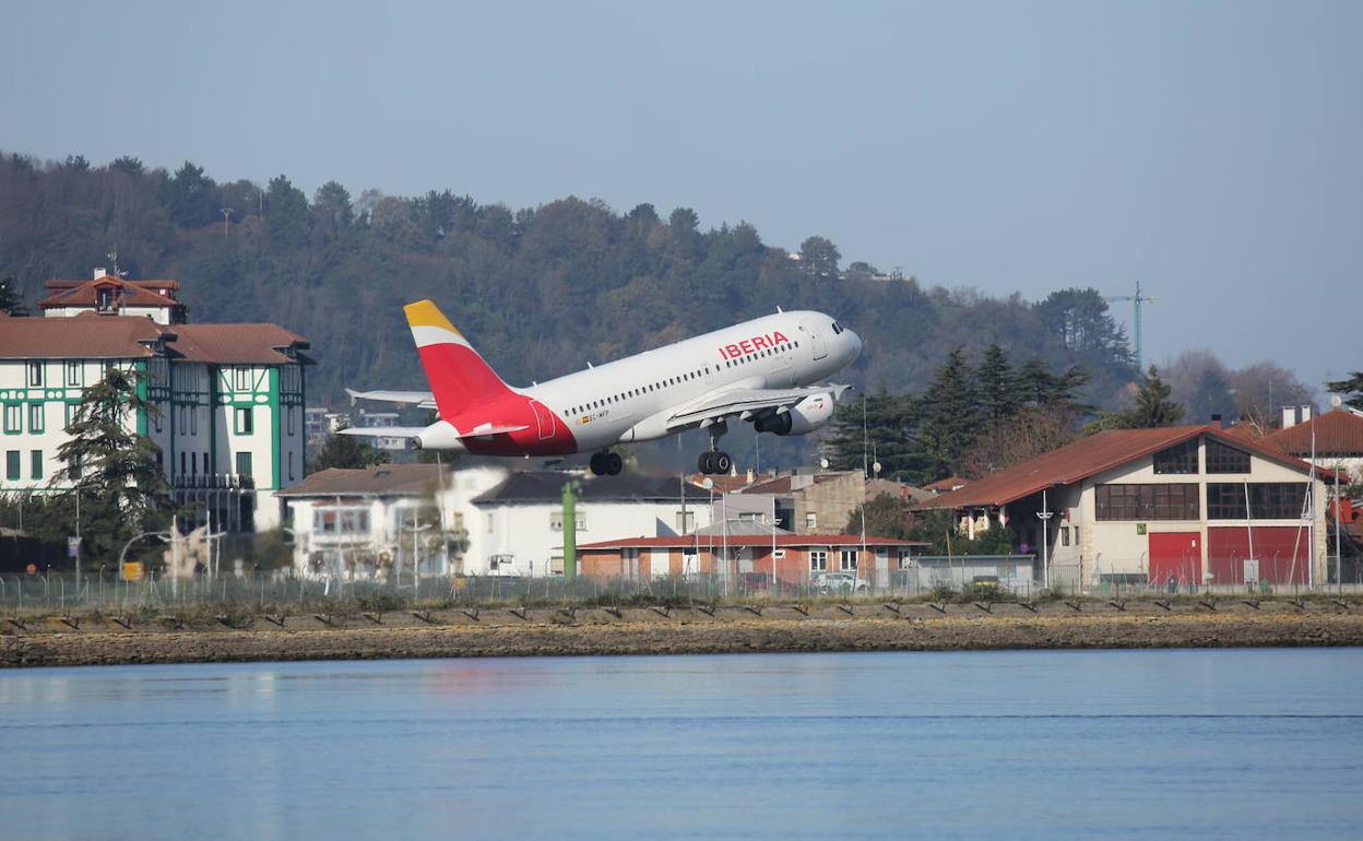 Un avión despega desde Hondarribia. 