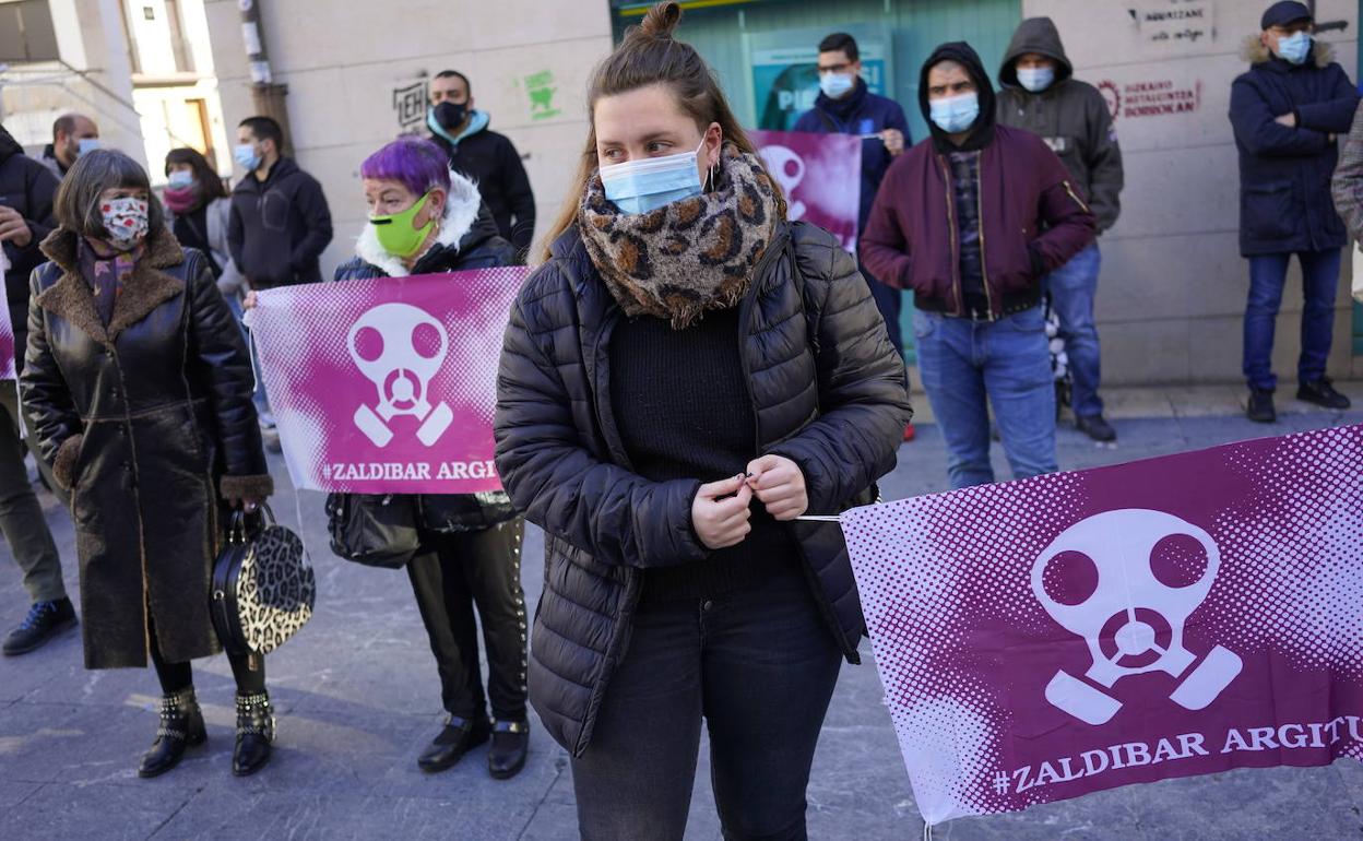 Miembros de la Ertzaintza realizan labores de búsqueda en el vertedero de Zaldibar. 