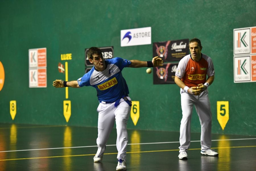 Campeonato de parejas: Joseba Ezkurdia se come a Aimar Olaizola II y Beñat Rezusta. 