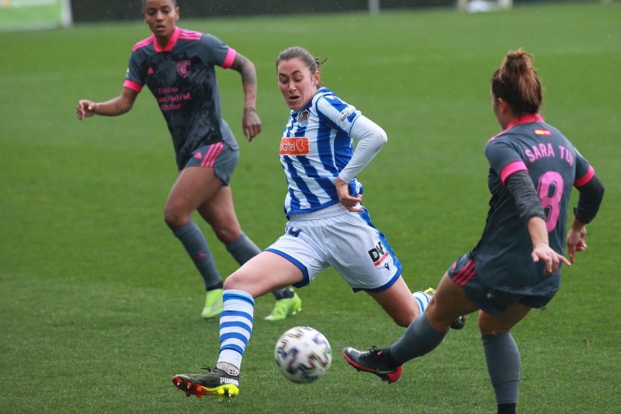 La Real jugó veinte minutos con una menos tras la expulsión de Mendoza y acabó sufriendo frente a un buen Madrid CFF que propuso una presión alta en campo contrario a lo largo de todo el partido. 