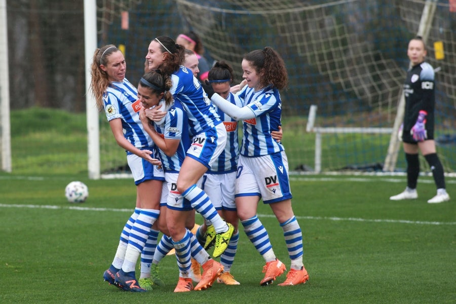 La Real jugó veinte minutos con una menos tras la expulsión de Mendoza y acabó sufriendo frente a un buen Madrid CFF que propuso una presión alta en campo contrario a lo largo de todo el partido. 