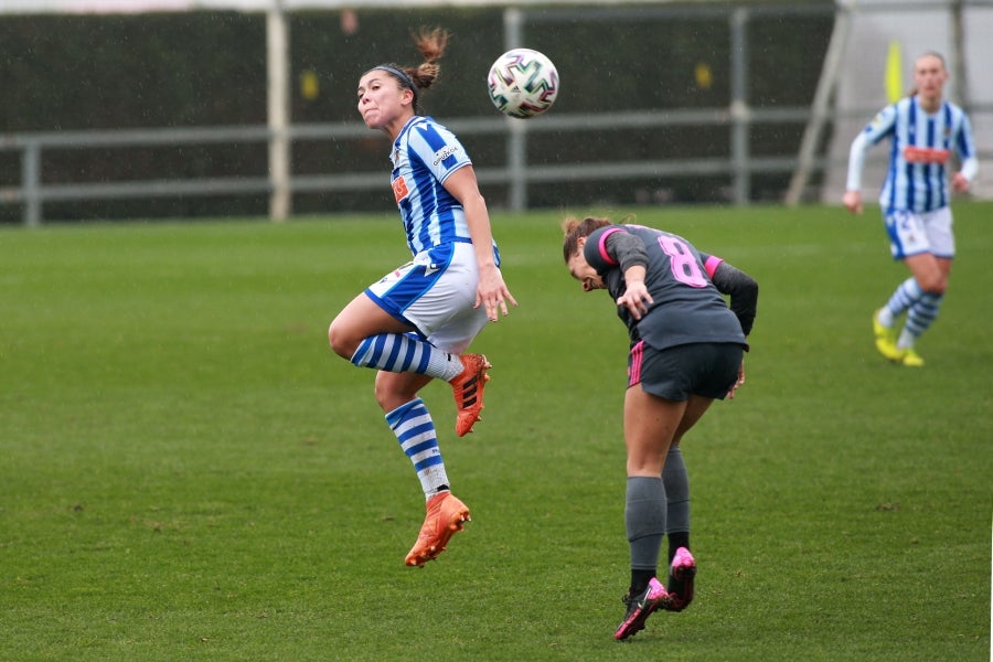 La Real jugó veinte minutos con una menos tras la expulsión de Mendoza y acabó sufriendo frente a un buen Madrid CFF que propuso una presión alta en campo contrario a lo largo de todo el partido. 