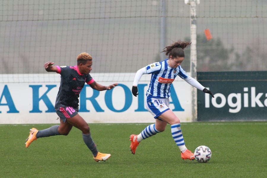 La Real jugó veinte minutos con una menos tras la expulsión de Mendoza y acabó sufriendo frente a un buen Madrid CFF que propuso una presión alta en campo contrario a lo largo de todo el partido. 