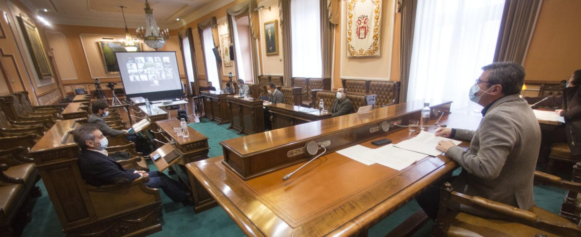 Semipresencial. Los portavoces de losdistintos grupos políticos fueron los únicos enacudir a la sala capitular. 