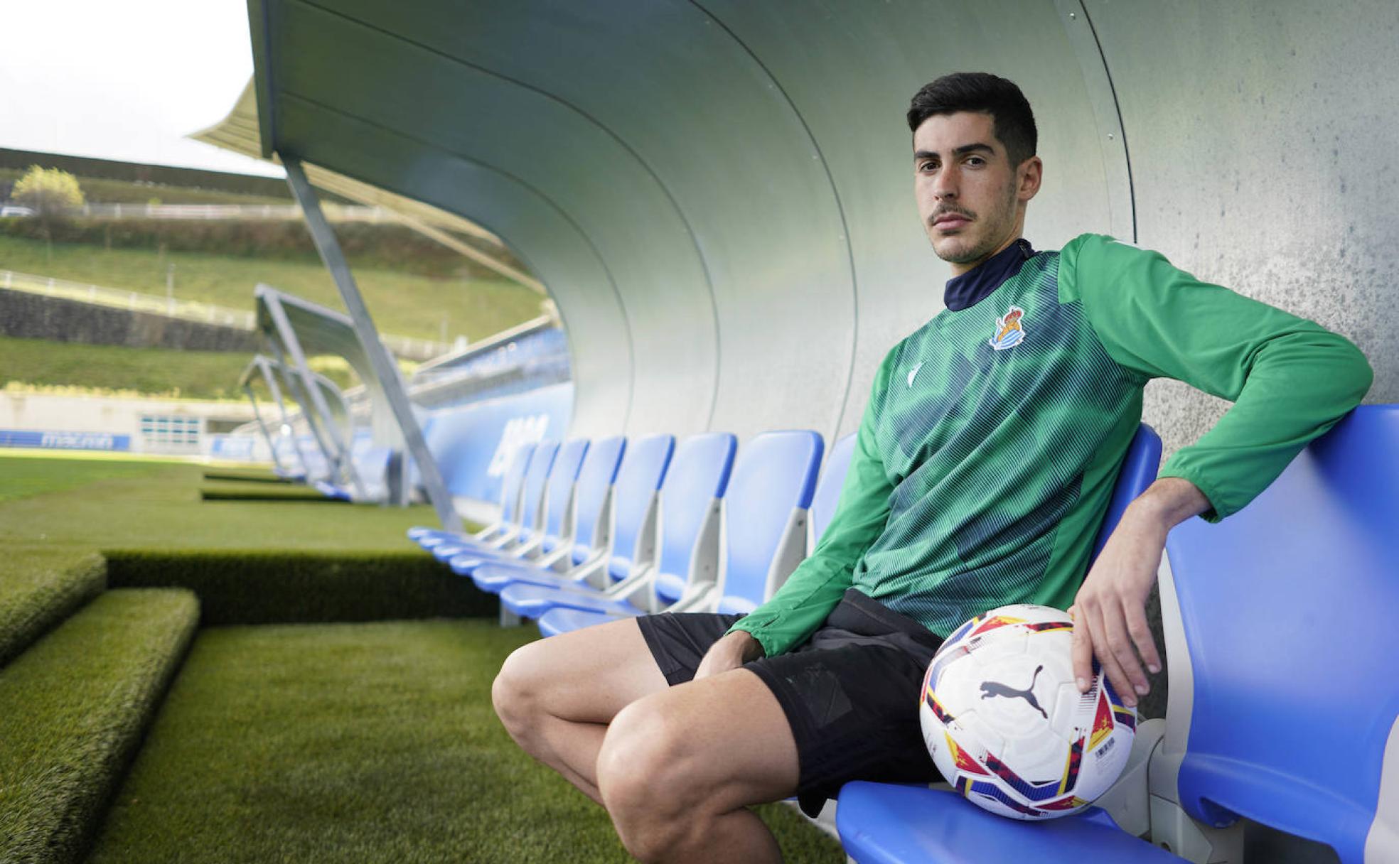 Carlos Fernández posa en un banquillo del campo José Luis Orbegozo de las instalaciones de Zubieta