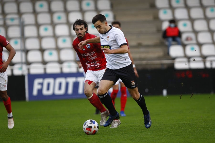 El Real Unión no afloja y este domingo ha sumado ante el Laredo su octavo triunfo del curso. Eso sí, los txuribeltz han tenido que fajarse de lo lindo para dejar los puntos en casa. El resultado final, 4-1, no refleja el sufrimiento de los de Aitor Zulaika en la segunda parte. 