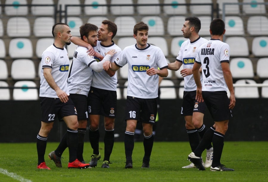 El Real Unión no afloja y este domingo ha sumado ante el Laredo su octavo triunfo del curso. Eso sí, los txuribeltz han tenido que fajarse de lo lindo para dejar los puntos en casa. El resultado final, 4-1, no refleja el sufrimiento de los de Aitor Zulaika en la segunda parte. 