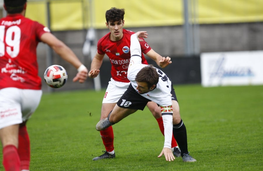 El Real Unión no afloja y este domingo ha sumado ante el Laredo su octavo triunfo del curso. Eso sí, los txuribeltz han tenido que fajarse de lo lindo para dejar los puntos en casa. El resultado final, 4-1, no refleja el sufrimiento de los de Aitor Zulaika en la segunda parte. 