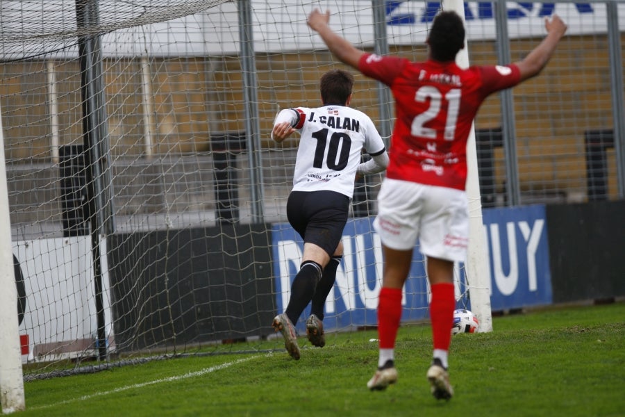 El Real Unión no afloja y este domingo ha sumado ante el Laredo su octavo triunfo del curso. Eso sí, los txuribeltz han tenido que fajarse de lo lindo para dejar los puntos en casa. El resultado final, 4-1, no refleja el sufrimiento de los de Aitor Zulaika en la segunda parte. 