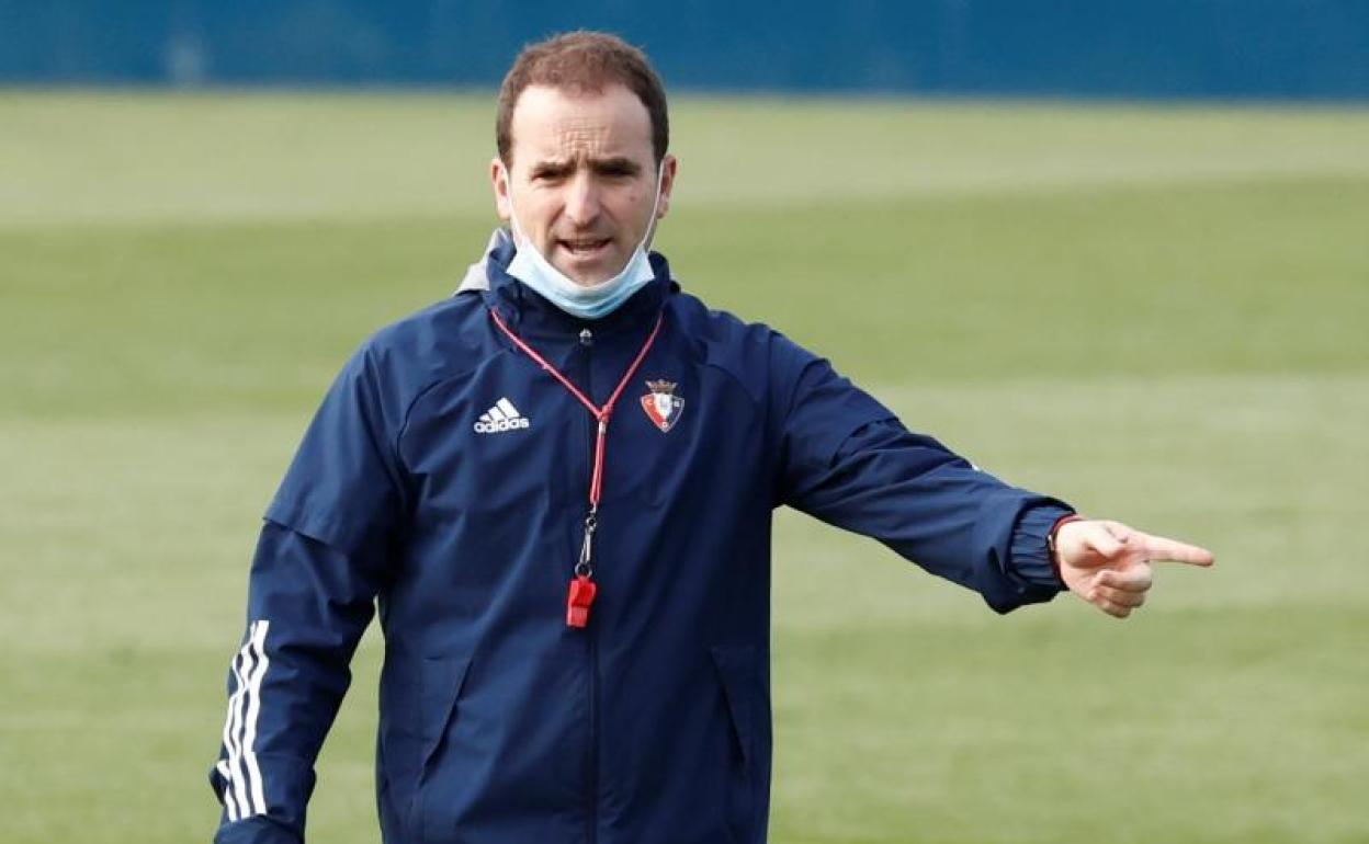 Jagoba Arrasate da instrucciones durante un entrenamiento en Tajonar. 