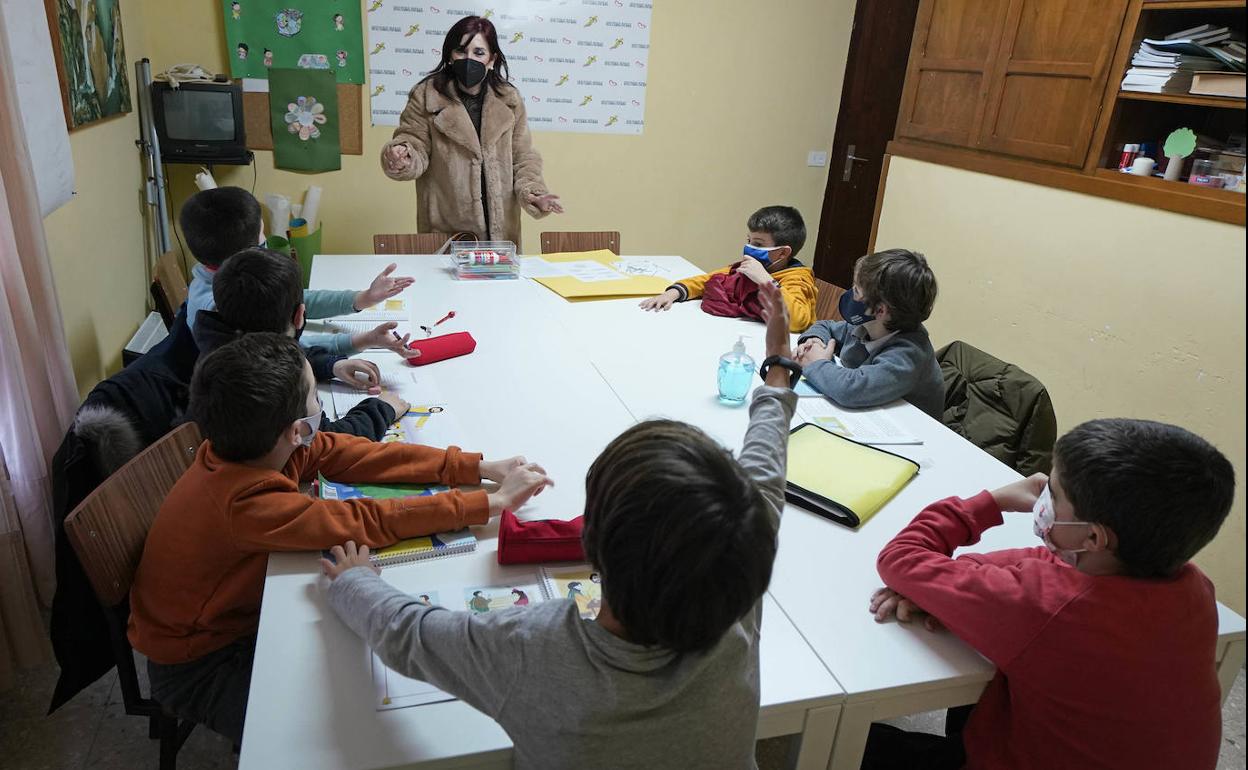 Un grupo de niños atiende a su catequista 