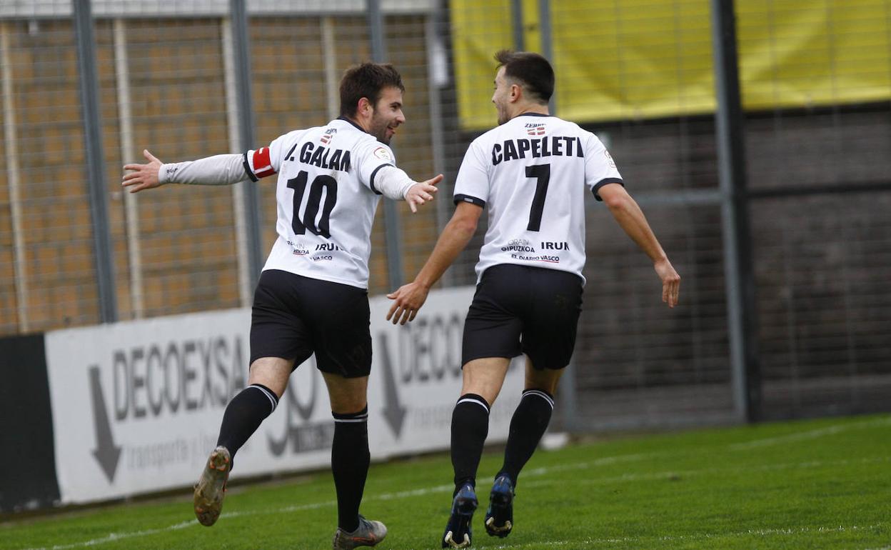 Jorge Galán celebra uno de los dos goles que marcó al Laredo. 