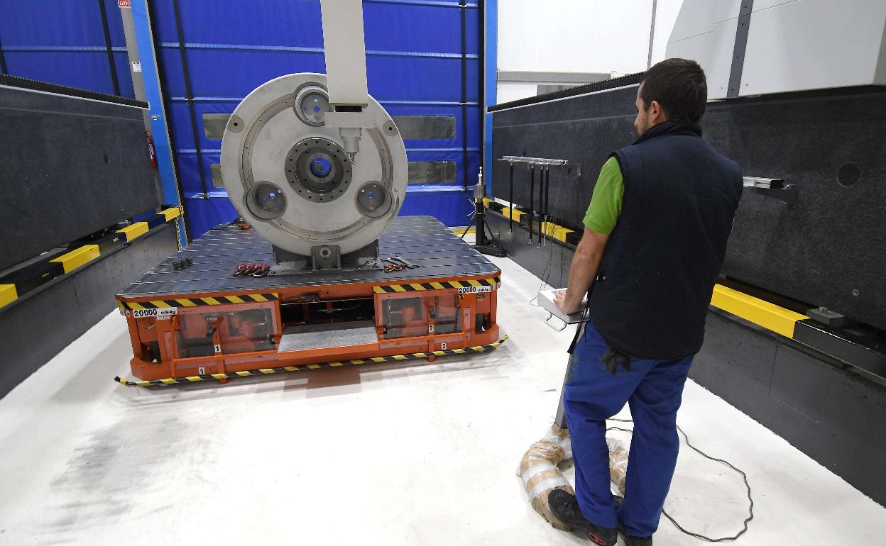 Un trabajador fabrica piezas en la planta de Siemens Gamesa de Asteasu. 