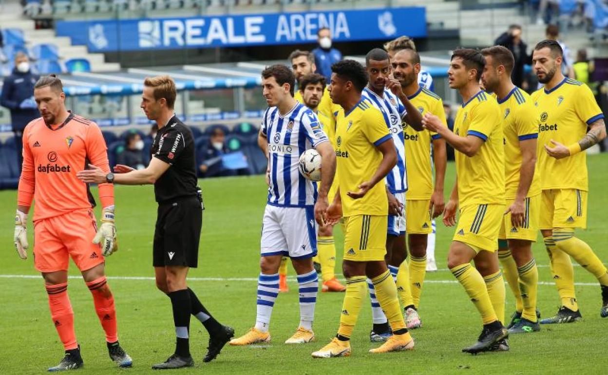 Pizarro Gómez da explicaciones a Ledesma, portero del Cádiz, y Oyarzabal espera a lanzar la pena máxima que supuso el 1-0.