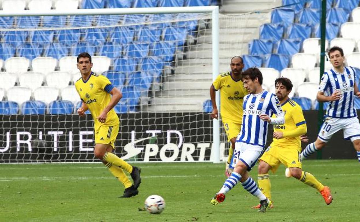 Silva entrega el balón a un compañero ante la presión de Jairo. 