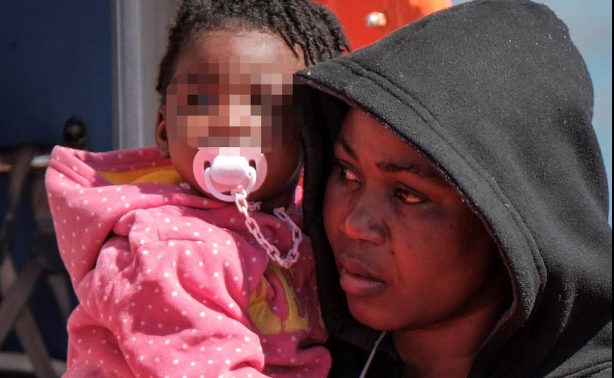 Una mujer llega con su hijo a Gran Canaria. 