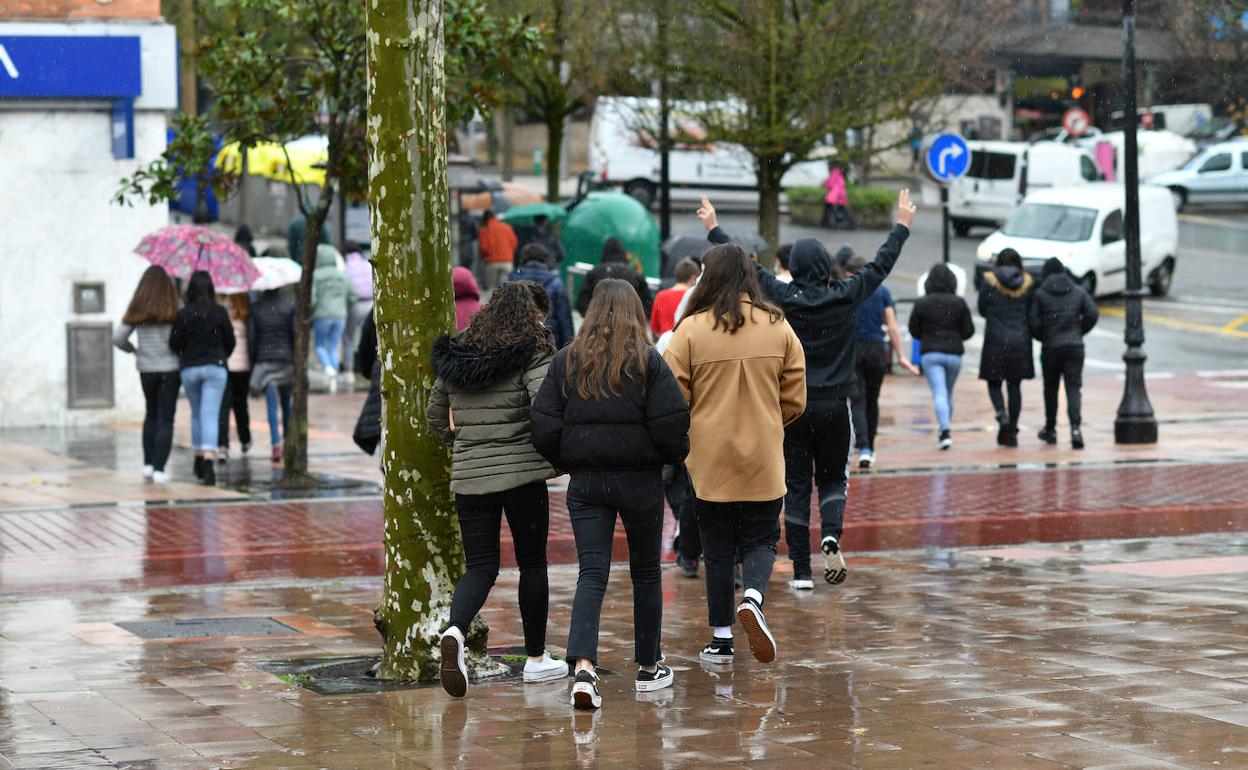 Un grupo de escolares de vuelta al centro en Beasain.