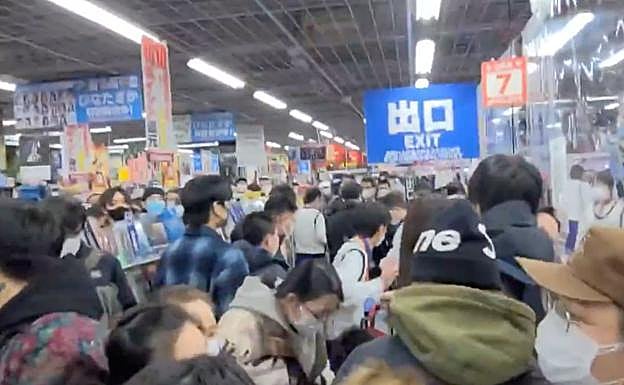 Aglomeración en una tienda japonesa para hacerse con la nueva consola de Sony. 