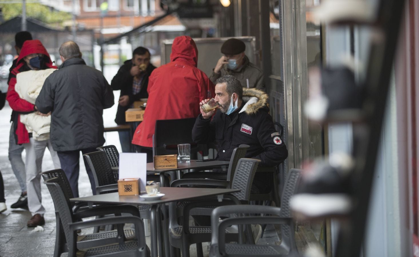Donostia, Irun o Tolosa son algunos de los municipios con alta transmisión del virus que han podido reabrir sus bares gracias al recurso de los hosteleros.
