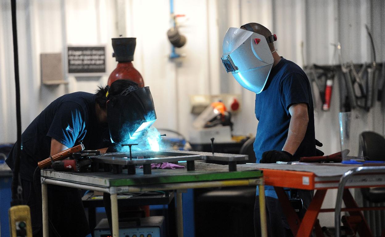 La industria perdió en enero 96 empresas en Euskadi respecto al mismo mes de 2020. 