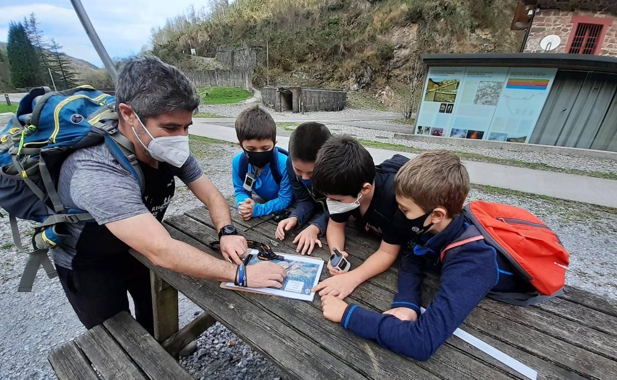 Familien artean arrakasta dute orientazio jolasek.